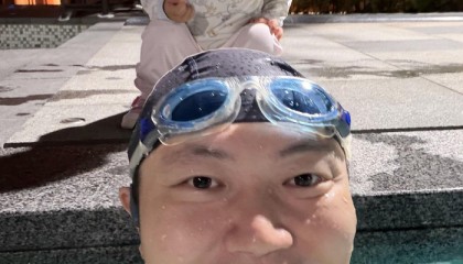 yl7703永利-女儿提桶持水枪守护游泳父亲|段子手|小桶_新浪体育_新浪新闻