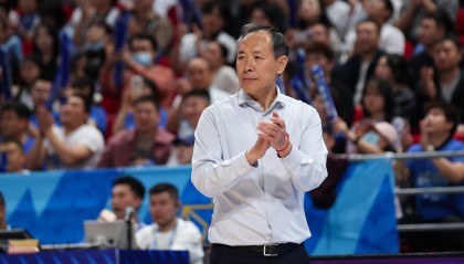 落后10分许利民派出单外援阵容！郭艾伦调侃：许指导生气了 急了